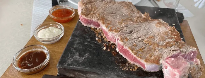 Naco en la piedra, carne de ternera sobre piedra volcánica caliente